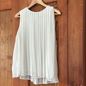 10/25$ 🧁 Pleated Sleeveless Women’s Top - White